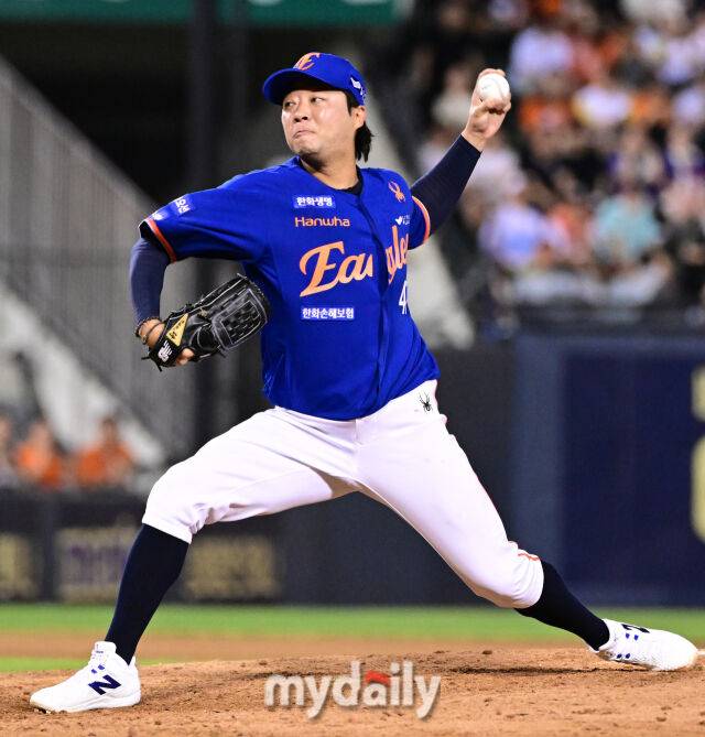 2025년 8월 8일 오후 서울 잠실구장에서 열린 '2025 신한 SOL뱅크 KBO 리그' 한화 이글스와 LG 트윈스의 경기. 한화 김범수가 7회말 2사 1.3루서 구원등판해 역투하고 있다./잠실 = 유진형 기자