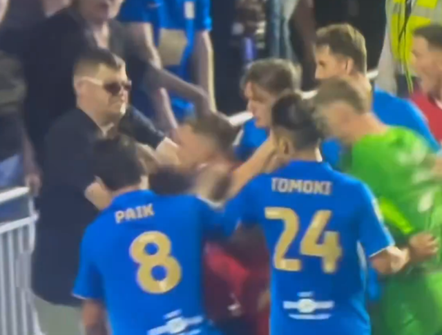 경기 막판 버밍엄 시티와 입스위치 타운 선수들이 충돌했다. 백승호가 선수들을 말리고 있다. 한 버밍엄 팬은 경기장에 난입해 입스위치 선수에게 주먹질을 시도했다./중계화면