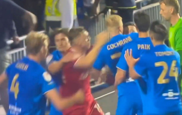 경기 막판 버밍엄 시티와 입스위치 타운 선수들이 충돌했다. 백승호가 선수들을 말리고 있다. 한 버밍엄 팬은 경기장에 난입해 입스위치 선수에게 주먹질을 시도했다./중계화면