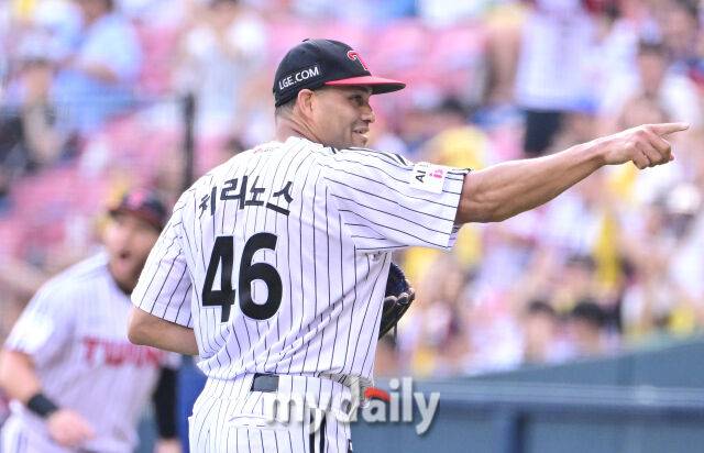 2025년 8월 9일 오후 서울 잠실구장에서 열린 '2025 신한 SOL뱅크 KBO 리그' 한화 이글스와 LG 트윈스의 경기. LG 선발투수 치리노스가 1회초 1사 1.3루 위기를 무실점으로 막은 뒤 기뻐하고 있다./잠실 = 유진형 기자