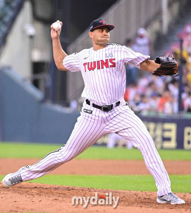 2025년 8월 9일 오후 서울 잠실구장에서 열린 '2025 신한 SOL뱅크 KBO 리그' 한화 이글스와 LG 트윈스의 경기. LG 선발투수 치리노스가 역투하고 있다./잠실 = 유진형 기자