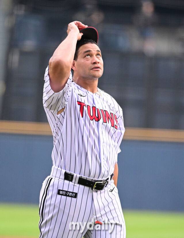 2025년 7월 29일 오후 서울 잠실구장에서 열린 '2025 신한 SOL뱅크 KBO 리그' KT 위즈와 LG 트윈스의 경기. LG 선발투수 치리노스가 1회초 투구를 마친 뒤 더그아웃으로 들어가고 있다./마이데일리