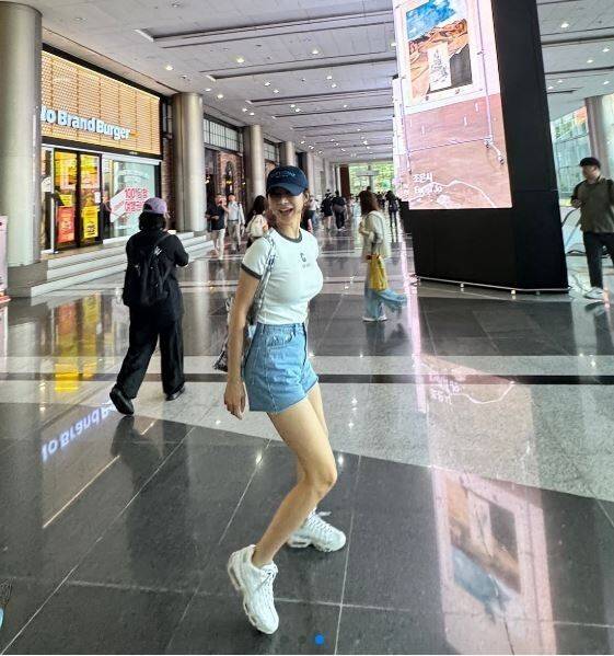 배우 한그루의 도심 나들이. / 한그루 소셜미디어