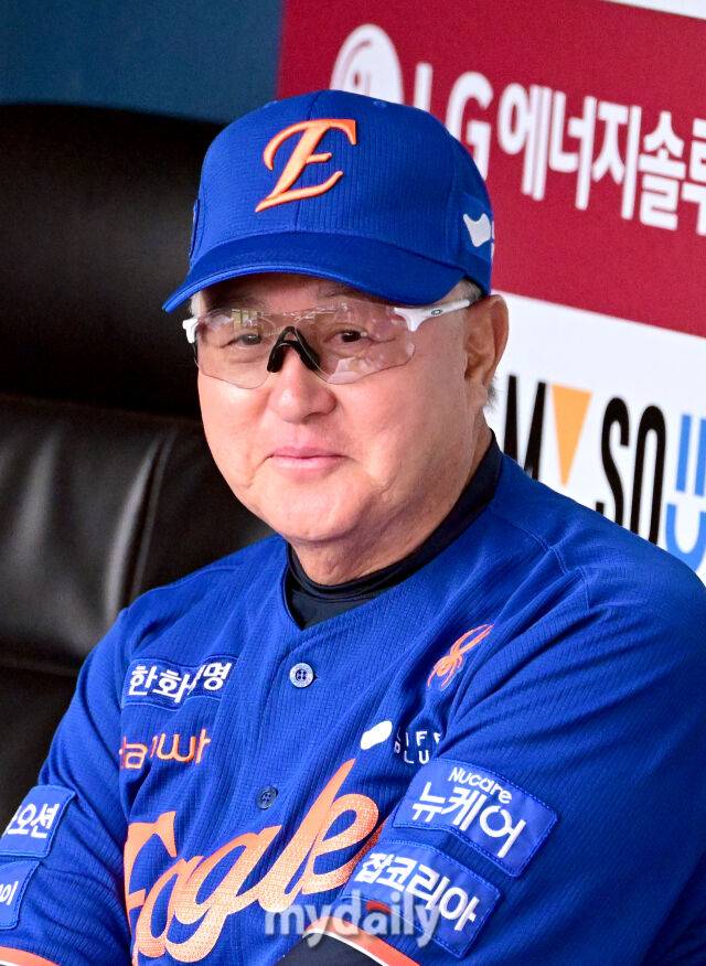 2025년 8월 9일 오후 서울 잠실구장에서 열린 '2025 신한 SOL뱅크 KBO 리그' 한화 이글스와 LG 트윈스의 경기한화 김경문 감독이 경기 전 코치와 이야기를 나누고 있다./마이데일리