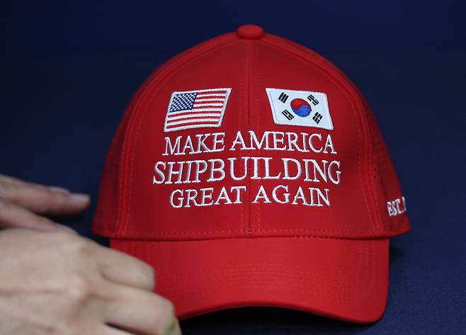 대통령실이 3일 공개한 ‘마스가’(MASGA·Make American Shipbuilding Great Again) 모자. ‘마스가’는 이번 한미관세협상 때 조선 분야 협력 내용을 압축적으로 전달하기 위해 산업통상자원부가 만든 슬로건이다. [연합]