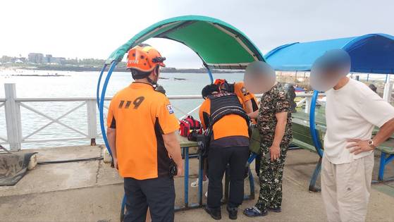 9일 오후 제주 신흥해변 인근 해상 수난사고 구조 현장. [제주도 소방안전본부 제공]