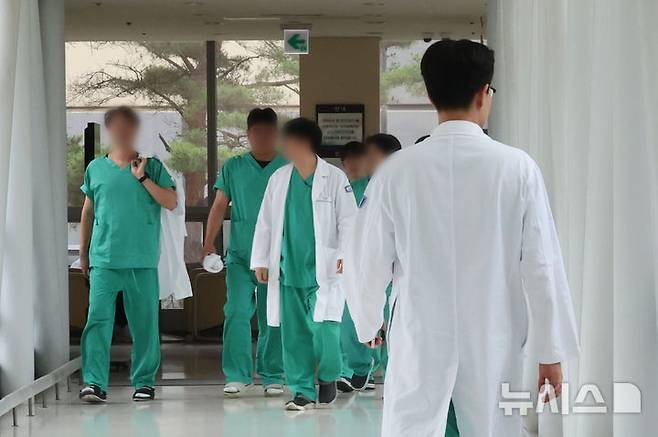 [서울=뉴시스] 권창회 기자 = 서울 시내 대학병원에서 의료진들이 이동하고 있다.  2025.06.25. kch0523@newsis.com