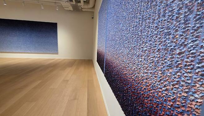 [사진=박현주 미술전문기자] 김한영의 작품은 시간이 응축된 풍경이다. 기름을 거의 사용하지 않은 유화 물감을 붓끝으로 찍어내며, 물감 본연의 점성과 무게를 화면에 축적했다. *재판매 및 DB 금지