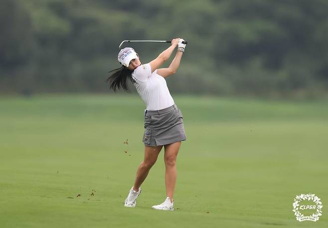 [서울=뉴시스] 7일 제주 서귀포 사이프러스 골프앤리조트에서 열린 제주삼다수 마스터스 1라운드 8번홀에서 이세희가 아이언샷을 하고 있다. (사진=KLPGA 제공) 2025.08.07. photo@newsis.com *재판매 및 DB 금지