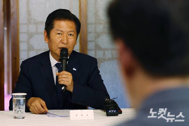 정청래 더불어민주당 대표가 10일 오후 서울 종로구 삼청동 총리공관에서 열린 고위당정협의회에 참석해 모두발언을 하고 있다. 류영주 기자