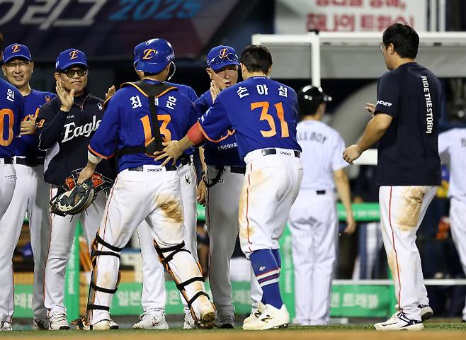 10일 잠실야구장에서 열린 2025 KBO리그 한화 이글스 대 LG 트윈스 경기. 5 대 4로 승리한 한화 선수들이 김경문 감독과 하이파이브를 하고 있다. 연합뉴스