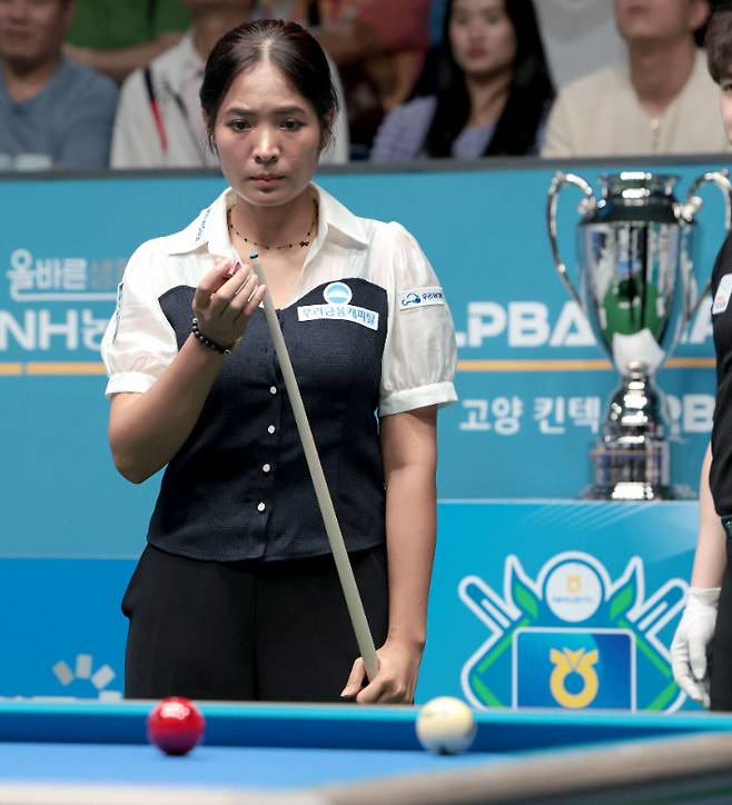 스롱 피아비가 10일 경기도 고양시 '고양 킨텍스 PBA 스타디움'에서 열린 2025-26시즌 3차 투어 '올바른 카드생활 NH농협카드 PBA 채리티 챔피언십' 여자부 결승에서 김민아를 상대로 경기를 펼치고 있다. PBA