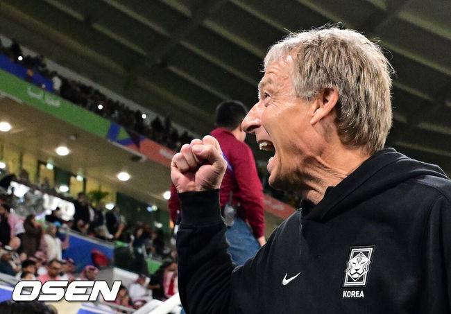 [OSEN=알라이얀(카타르), 지형준 기자] 한국이 결승 진출에 실패했다.위르겐 클린스만 감독이 이끄는 대한민국 축구대표팀은 7일 0시(한국시간) 카타르 알라이얀 아흐마드 빈 알리 스타디움에서 요르단과 2023 아시아축구연맹(AFC) 카타르 아시안컵 4강전을 치러 0-2로 패했다. 결승 진출에 실패했다. 동시에 64년 만의 우승도 일궈내지 못했다.경기에 앞서 한국 클린스만 감독이 파이팅을 외치고 있다. 2024.02.07 / jpnews.osen.co.kr