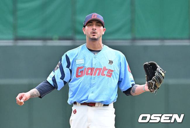 [OSEN=부산, 이석우 기자] 10일 부산 사직야구장에서 2025 신한 SOL 뱅크 KBO 리그 롯데 자이언츠와 SSG 랜더스의 경기가 열린다. 홈팀 롯데는 박세웅이, 방문팀 SSG는 김건우가 선발 출전한다.롯데 자이언츠 새 외국인 투수 벨라스케즈가 사직야구장 마운드에 올라 투구를 하고 있다. 2025.08.10 / foto0307@osen.co.kr