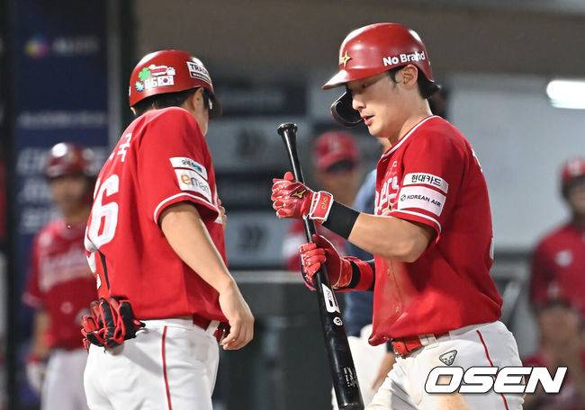 [OSEN=부산, 이석우 기자] 10일 부산 사직야구장에서 2025 신한 SOL 뱅크 KBO 리그 롯데 자이언츠와 SSG 랜더스의 경기가 열렸다. 홈팀 롯데는 박세웅이, 방문팀 SSG는 김건우가 선발 출전했다.SSG 랜더스 최지훈이 6회초 1사 우월 솔로 홈런을 치고 하이파이브를 하고 있다. 2025.08.10 / foto0307@osen.co.kr