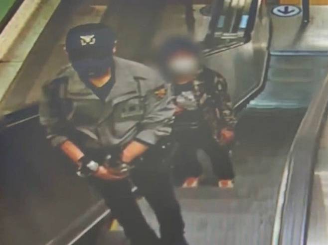 지하철역에서 경찰 제복과 유사 장비를 착용한 채 돌아다닌 50대 남성이 시민 신고로 붙잡혔다. 경기북부경찰청