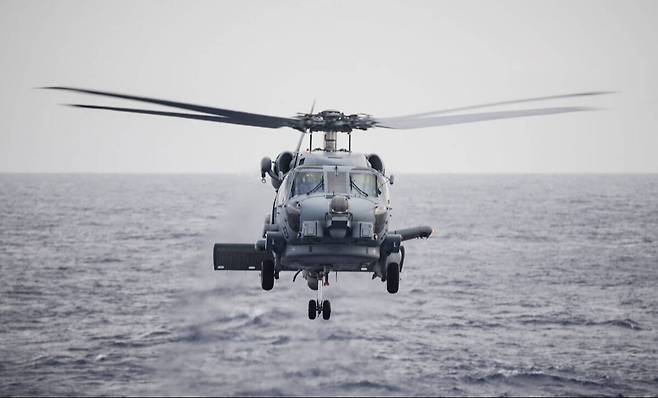 미 해군 MH-60R 해상작전헬기가 수면 가까이로 비행하고 있다. 미 해군 제공