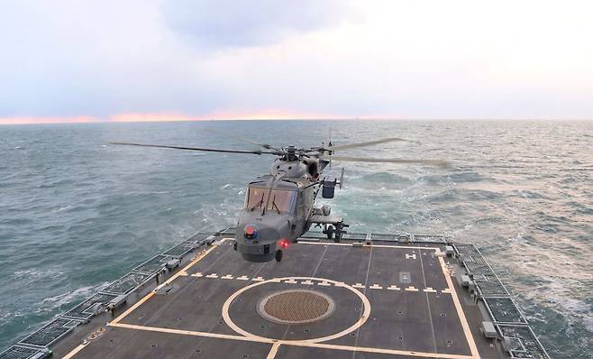 한국 해군 해상작전헬기 AW-159가 호위함 천안함에 착함을 하고 있다. 세계일보 자료사진