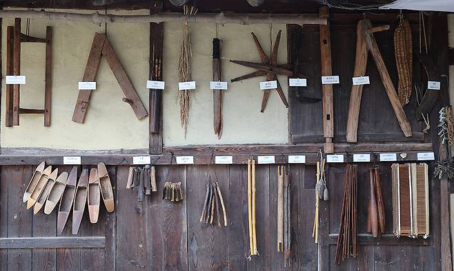 ‘안동포 작은 박물관’에 전시된 안동포 제작 도구들.