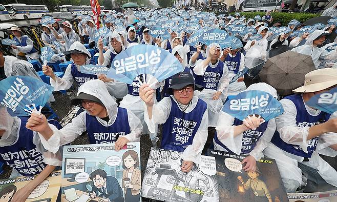 전국공무원노동조합 대표단과 조합원들이 지난 8월6일 서울 용산구 대통령실 인근에서 개최한&nbsp;공무원 노동자 대회에서 구호를 외치고 있다. 뉴시스