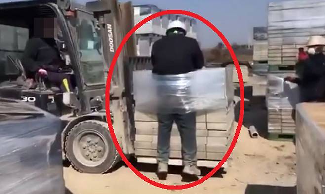 전남 나주시의 한 벽돌 생산공장에서 일하는 스리랑카 출신 이주노동자가 지게차 화물에 묶인 채 들어&nbsp;올려지고 있다. 전남이주노동자네트워크 제공