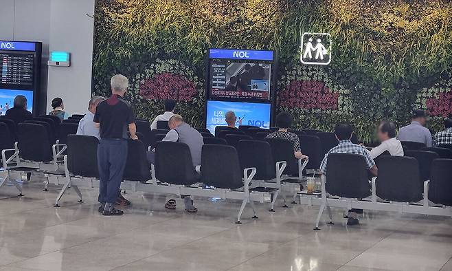 8일 오후 폭염을 피해 김포공항으로 피서를 나온 어르신들이 국제선 1층 로비에서 TV를 보며 시간을 보내고 있다. 박연직 선임기자