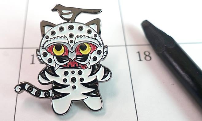 지난 2024년 7월 말 출시된 국립중앙박물관 기념품 까치호랑이배지. 국립중앙박물관 제공