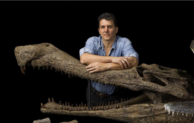 미국의 고생물학자 폴 세레노 시카고대 교수가 고대 악어 ‘사르코수쿠스’(Sarcosuchus) 두개골 화석 옆에서 포즈를 취하고 있다. 출처=시카고대
