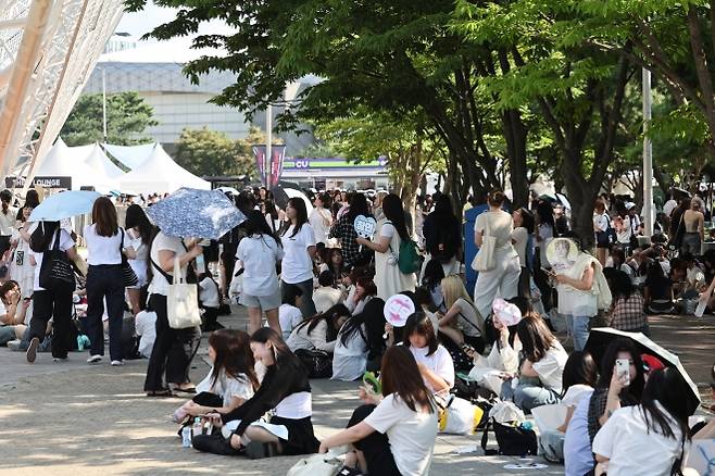 10일 서울 올림픽공원 KSPO돔(올림픽체조경기장)에서 폭발물 설치 신고가 접수돼 관중들이 대피해 있다. 2025.8.10. 연합뉴스