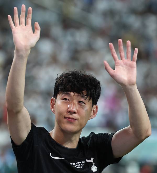 올여름 팀을 떠난 토트넘 홋스퍼 손흥민이 8월3일 서울월드컵경기장에서 열린 2025 쿠팡플레이 시리즈 뉴캐슬 유나이티드와의 친선경기가 끝난 뒤 눈물을 흘리고 있다. ⓒ연합뉴스