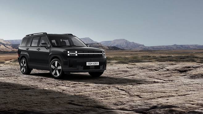 &nbsp;현대자동차가 대표 SUV 3종의 상품성을 대폭 강화하고 하반기 국내 SUV 시장 공략에 나섰다. 2026 싼타페 블랙 익스테리어. 사진제공 ｜현대차