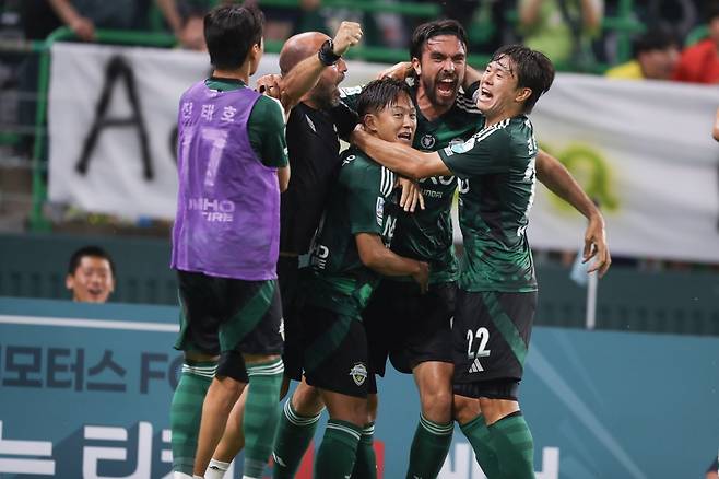 전북 베테랑 권창훈(22번)은 멀티 플레이어의 전형이다. 공격형 미드필더와 윙포워드가 메인 포지션임에도 포옛 감독은 그를 좌우 풀백으로도 기용하며 재미를 보고 있다. 사진제공｜한국프로축구연맹