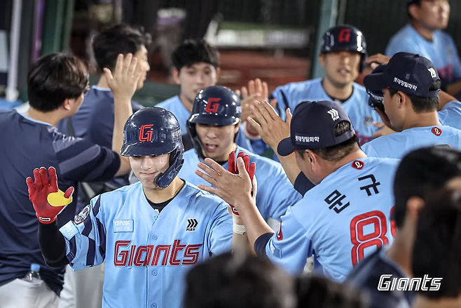 지난 7일 KIA전서 3점포를 터뜨린 롯데 한태양이 환영받고 있다. 롯데 자이언츠 제공