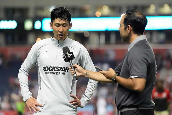 LA FC 손흥민이 10일 시카고 파이어와의 원정 경기 후 현지 매체와 인터뷰하고 있다. AFP연합뉴스