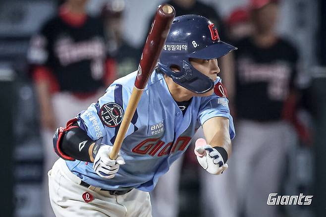 ▲ 지난해에 비해 타율과 출루율이 전반적으로 큰폭의 저하를 보이고 있는 황성빈 ⓒ롯데자이언츠