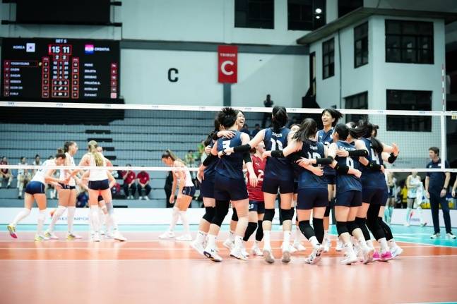 한국 U-21 여자배구 대표팀(오른쪽 검은색 유니폼)이 9일(한국시간) 인도네시아 수라바야에서 열린 2025 국제배구연맹(FIVB) 세계선수권대회 조별리그 B조 3차전에서 크로아티아에 3-2 승리하고 기뻐하고 있다. /사진=FIVB 공식 홈페이지 제공