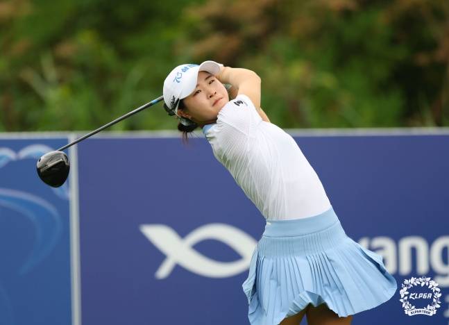 고지원이 10일 제주 서귀포시에 위치한 사이프러스 골프 앤 리조트에서 열린 KLPGA 제주 삼다수 마스터스 대회 4라운드에 출전해 티샷을 하고 있다. /사진=KLPGA 제공