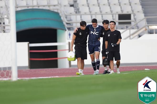 부상으로 경기장을 빠져 나가는 아이데일(남색). /사진=한국프로축구연맹 제공