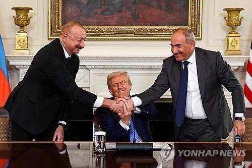 악수하는 아제르바이잔·미국·아르메니아 정상 [로이터 연합뉴스 자료사진. 재판매 및 DB 금지]