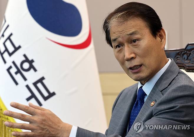 인터뷰하는 권오을 보훈부 장관 (서울=연합뉴스) 이진욱 기자 = 권오을 국가보훈부 장관이 지난 7일 서울 용산구 서울지방보훈청에서 연합뉴스·연합뉴스TV와 인터뷰를 하고 있다. 2025.8.10 cityboy@yna.co.kr
