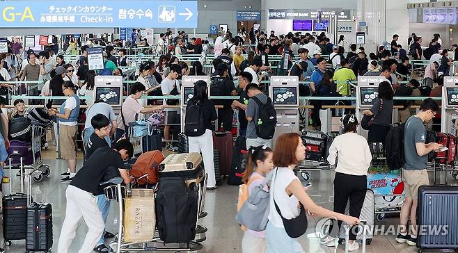 북적이는 인천공항 (서울=연합뉴스) 8일 인천국제공항 1터미널 면세구역이 해외여행을 떠나는 여행객들로 북적이고 있다. 2025.8.8 [공항사진기자단] hwayoung7@yna.co.kr