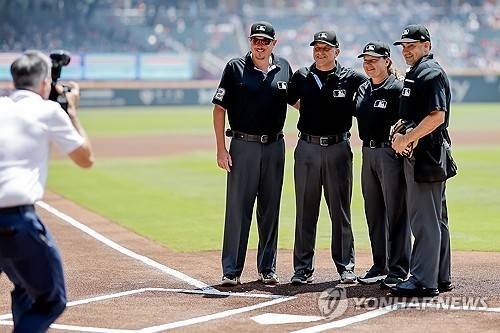 경기 전 동료 심판과 기념사진 촬영을 한 젠 파월 [EPA=연합뉴스]