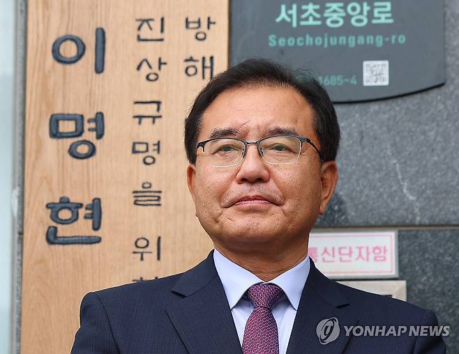 순직해병 사건 수사 이끌 이명현 특검 (서울=연합뉴스) 김도훈 기자 = 이명현 순직해병 특별검사가 2일 서울 서초구 서초한샘빌딩에 마련된 특검 사무실에서 진행된 현판식을 마친 후 현판 앞에 서 있다. 2025.7.2 superdoo82@yna.co.kr