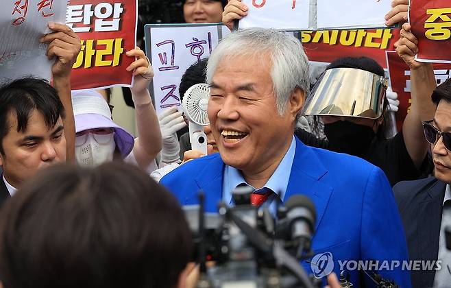 사랑제일교회 압수수색, 발언하는 전광훈 목사 (서울=연합뉴스) 최재구 기자 = 경찰이 올해 1월 발생한 서울서부지법 폭력 난동 사태에 연관됐다는 의혹을 받는 전광훈 목사와 사랑제일교회에 대해 압수수색에 나선 5일 서울 성북구 사랑제일교회에서 나온 전광훈 목사가 발언하고 있다.  2025.8.5 jjaeck9@yna.co.kr [연합뉴스 자료사진]