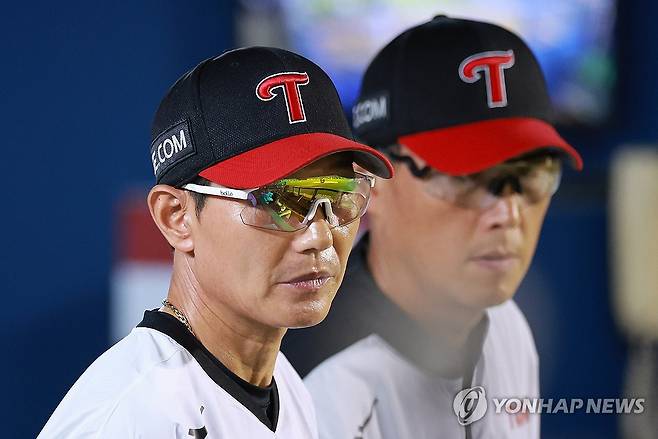 경기 지켜보는 염경엽 감독 (서울=연합뉴스) 신현우 기자 = 7일 서울 잠실야구장에서 열린 프로야구 2025 신한 SOL 뱅크 KBO리그 두산 베어스와 LG 트윈스의 경기.
    LG 염경엽 감독이 경기를 지켜보고 있다. 2025.8.7 nowwego@yna.co.kr