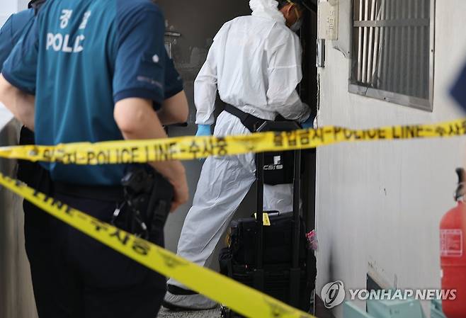 대구 아파트 화재…일가족 3명 사망 (대구=연합뉴스) 박세진 기자 = 10일 대구 동구 아파트에서 방화가 의심되는 불이 나 일가족 3명이 숨진 가운데 경찰이 현장을 확인하고 있다. 2025.8.10 psjpsj@yna.co.kr