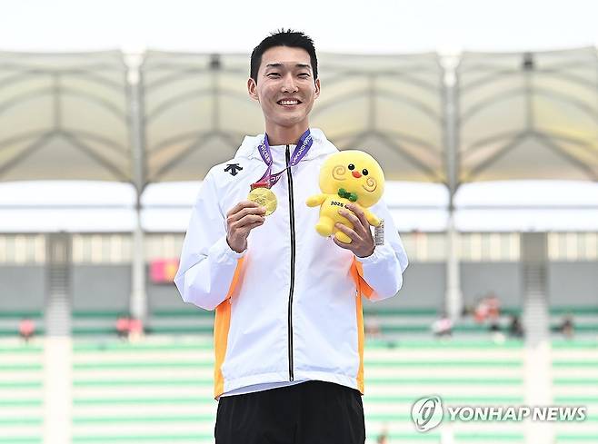 우상혁, 아시아육상 금메달 (구미=연합뉴스) '스마일 점퍼' 우상혁(29·용인시청)이 30일 오후 경북 구미시민운동장에서 열린 2025 아시아육상경기선수권대회 남자 높이뛰기 시상식에서 금메달을 목에 걸고 기뻐하고 있다. 우상혁은 이번 대회 우승으로 2023년 방콕 대회(2ｍ28)에 이은 2연패를 달성했고 2017년 인도 부바네스와르 대회(2ｍ30)를 포함해 아시아선수권 개인 통산 3번째 우승을 차지했다. 2025.5.30 [구미시 제공. 재판매 및 DB 금지] mtkht@yna.co.kr