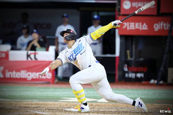 kt wiz 안현민이 지난 10일 수원케이티위즈파크에서 열린 삼성라이온즈와의 경기에 나서 타격하고 있다. 2025.8.11 /kt wiz 제공