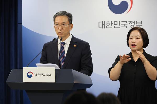 정성호 법무부 장관이 11일 서울 종로구 정부서울청사에서 8.15 광복절 특별사면 명단을 발표하고 있다. 2025.8.11 /연합뉴스