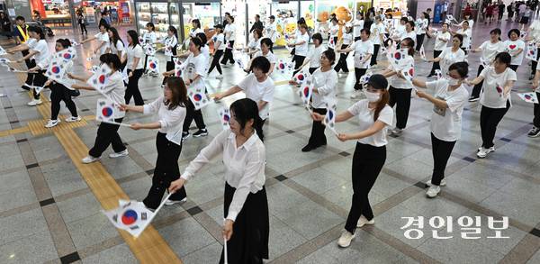 제80주년 광복절을 나흘 앞둔 11일 오후 수원역 대합실에서 수원시 권선구 주민자치센터 수강생들이 ‘광복, 그날의 기쁨’을 주제로 플래시몹 공연을 펼치고 있다. 2025.8.11 /최은성기자 ces7198@kyeongin.com